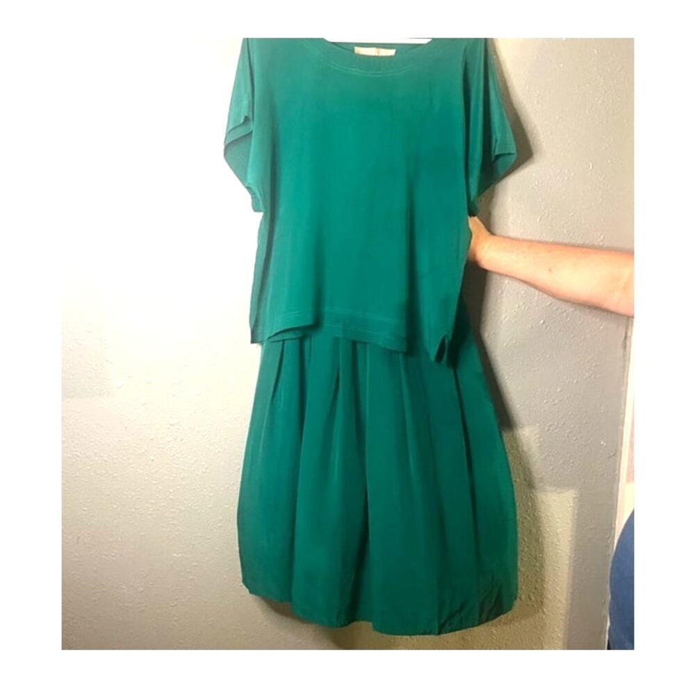 The Perry Ellis 100% Silk Women's Blouse prop 21.5 and Matching Hunter Green